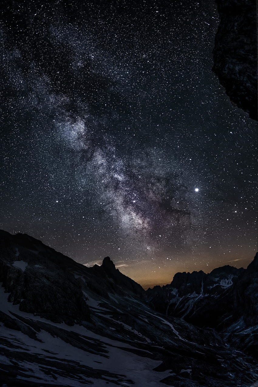 Valle, montaña, noche, cielo estrellado. fondo de pantalla del teléfono