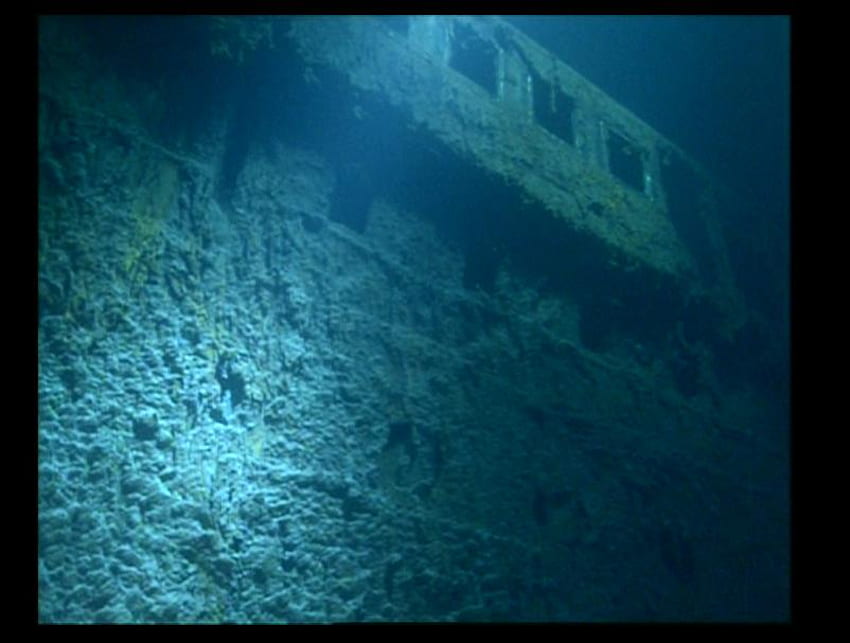LADO DEL BARCO HOY EL TITANIC, este es un espectáculo triste, el gran barco fondo de pantalla