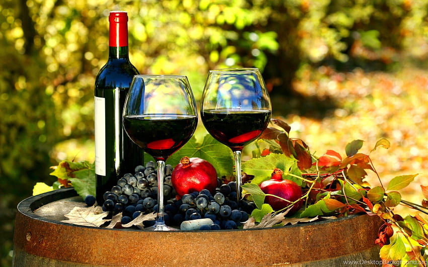 Чаши, червено грозде, вино, бъчва. Заден план HD тапет