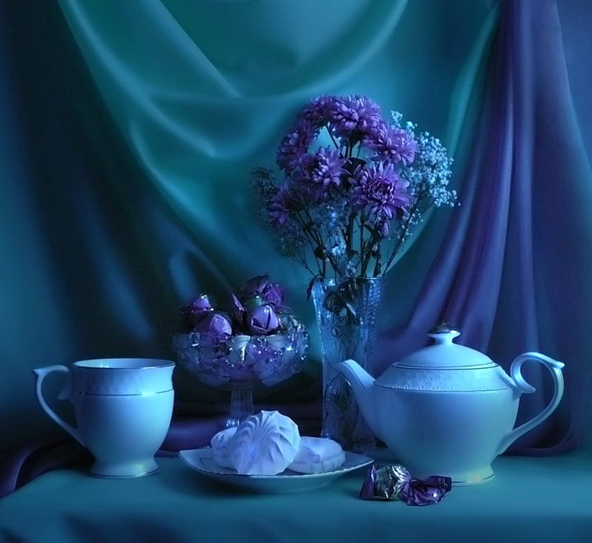 Rêve violet, cristal, bonbons, vase, tasse, rideau, bonbons, violet, nature morte, verre, fleurs, bol, plat Fond d'écran HD