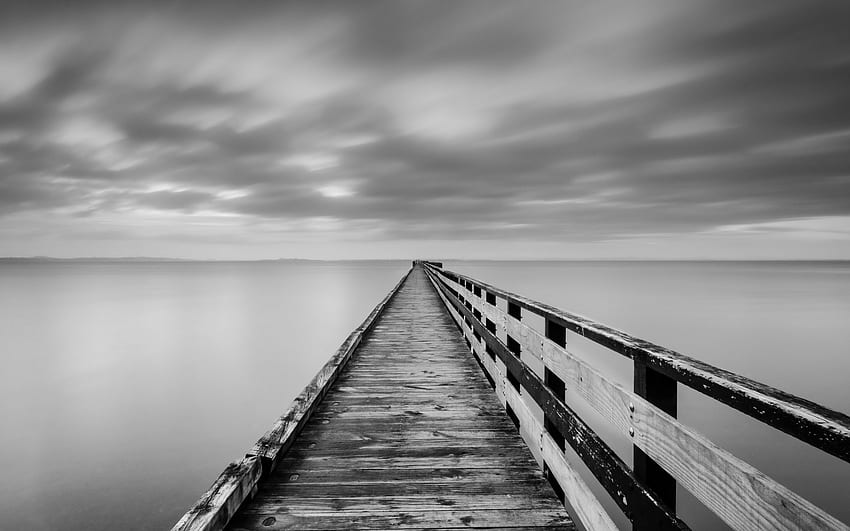 Horizont, Holzbrücke, Himmel, Monochrom, Ozean, Nebel, Pier für MacBook Pro 17 Zoll, Schwarz-Weiß-Brücke HD-Hintergrundbild