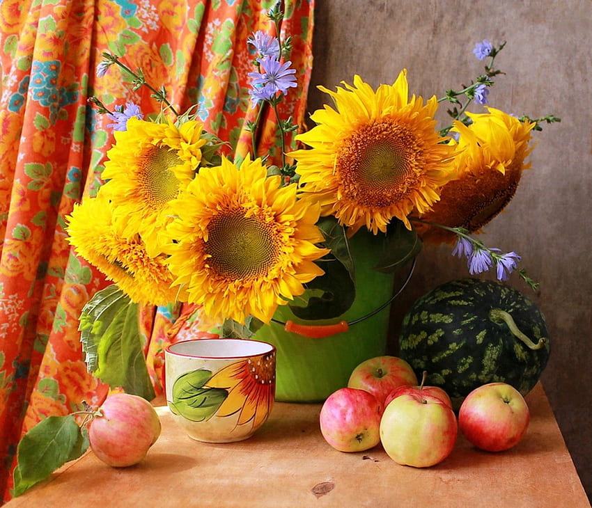 Слънчоглед и летни плодове - натюрморт, естествени, диви цветя, растения, цветове, аромат, подарък, слънчоглед, ябълки, слънце, слънце, златно, кошница с плодове, диня, чаша, аранжировка, лято, натюрморт, жълто, природа, цветя , порцелан HD тапет