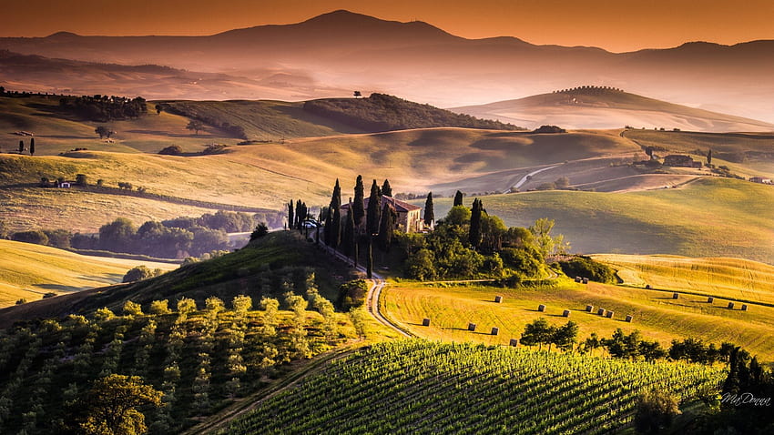Zachód słońca w Toskanii, posiadłość, Włochy, kraj, uprawy, pola, siano, niebo, kraj winiarski, góry, zachód słońca Tapeta HD