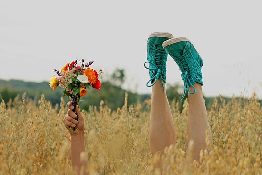 ¡Feliz!, campo, pies, feliz, flores, escondido, mano fondo de pantalla