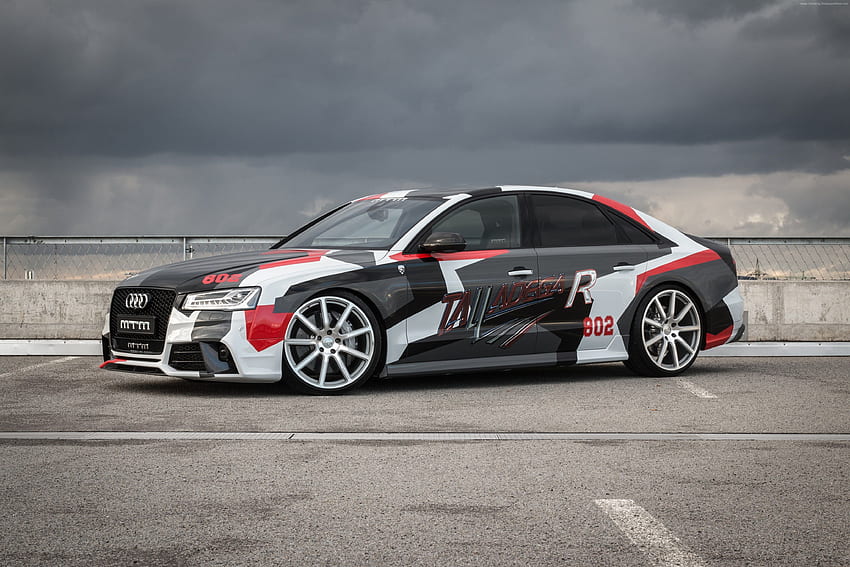 Rosso, nero e bianco Audi una berlina di serie su Grey Top Road Sfondo HD