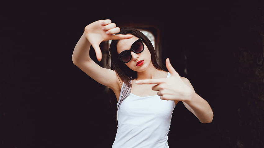 Femme, t-shirt blanc, modèle, lunettes de soleil Fond d'écran HD