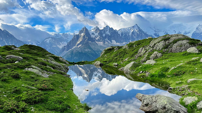 Chamonix, Mont Blanc, Francja, szczyty, chmury, niebo, woda, Alpy, skały, jezioro, odbicia Tapeta HD