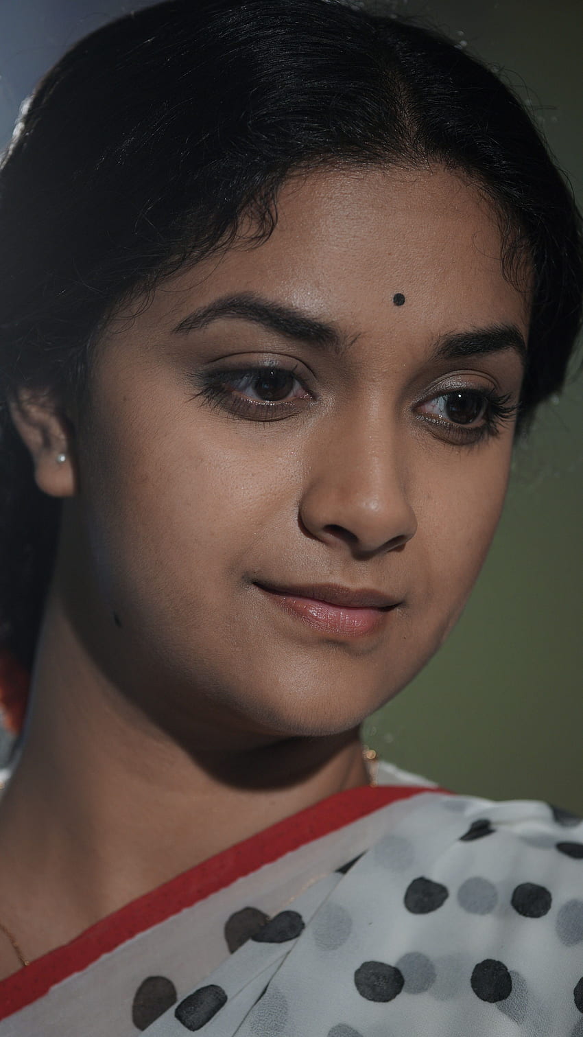 Keerthi Suresh, тамилска актриса, красива HD тапет за телефон