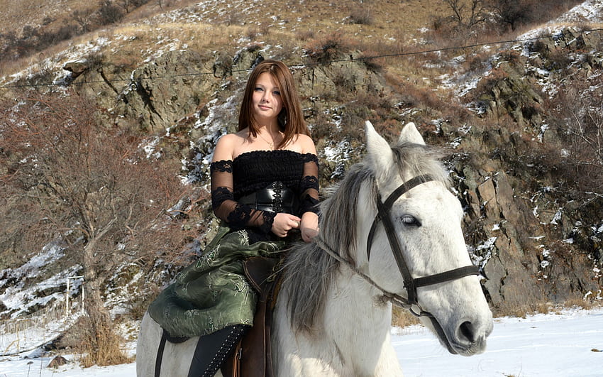 Cowgirl Kleofia sur un cheval, cheval, modèle, neige, brune Fond d'écran HD