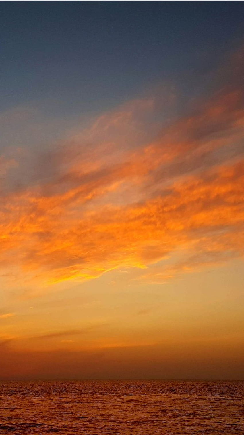 Estética del cielo naranja, nube naranja fondo de pantalla del teléfono
