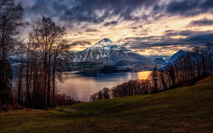 Lago di Thun, Niesen Mountain, sera, tramonto, Alpi bernesi, lago di montagna, Alpi, Thunersee, Svizzera Sfondo HD