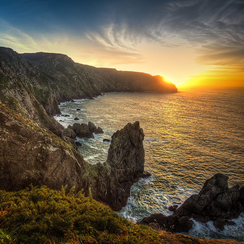 Felsformationen an der Küste während der Goldstunde, Galizien HD-Handy-Hintergrundbild