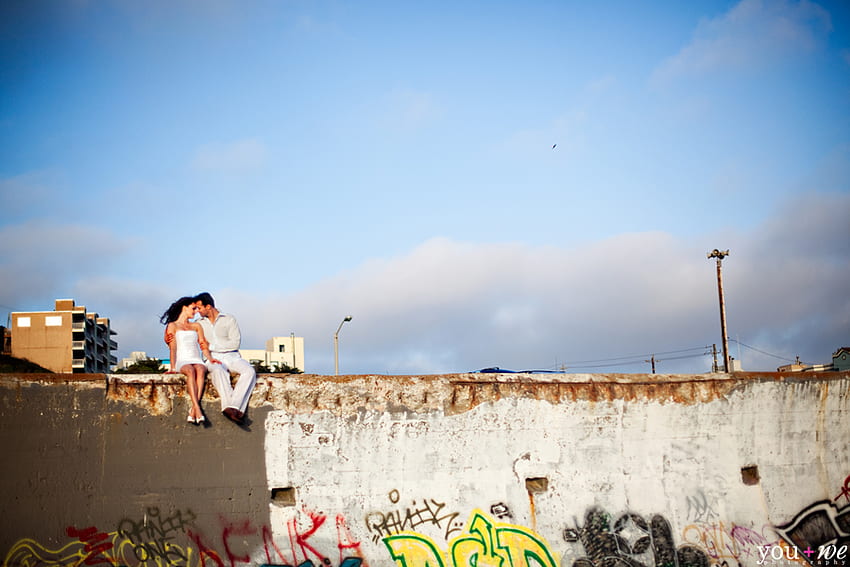 miłość, niebieski, biały, latarnia uliczna, całowanie, szary, graffiti, szczęśliwy, ściana, niebo Tapeta HD