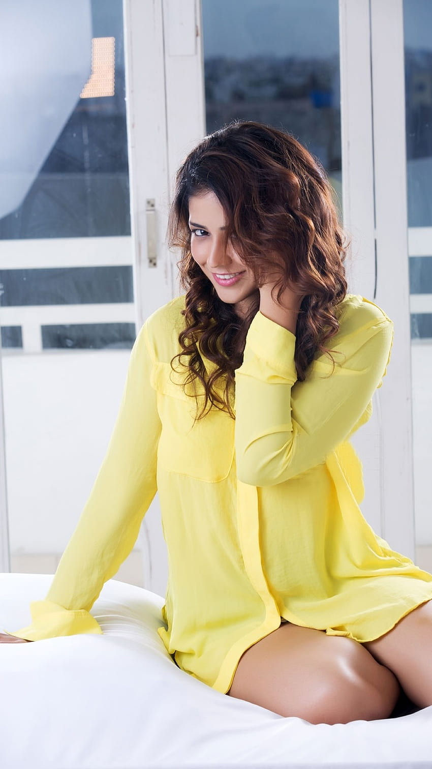 Priyanka Jawalkar, robe jaune Fond d'écran de téléphone HD