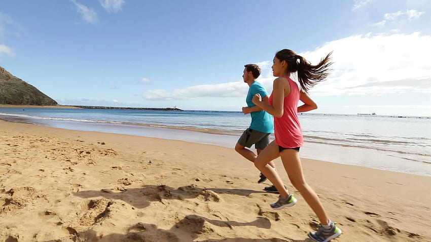 ผู้คนวิ่งบนชายหาดจ็อกกิ้งไวด์สกรีนความละเอียดสูง - สำหรับพื้นหลัง - จ็อกกิ้ง วอลล์เปเปอร์ HD