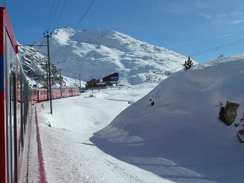 Erleben Sie die Zugfahrt durch das Schweizer Winterwunderland an Bord des Glacier Express HD-Hintergrundbild