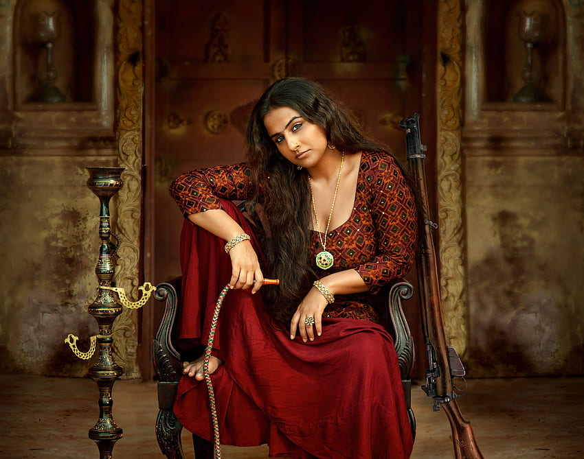 mujer sosteniendo la manguera de la cachimba sentada en una silla marrón Begum Jaan Vidya, Vidya Balan fondo de pantalla