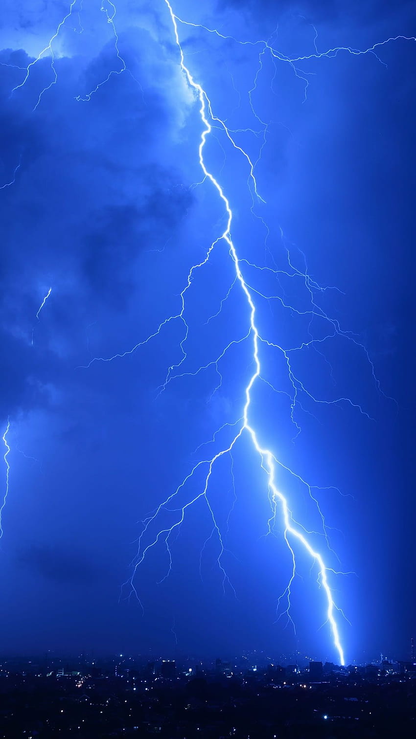Cool Lightning Strikes iPhone 8, Blue Thunder fondo de pantalla del teléfono