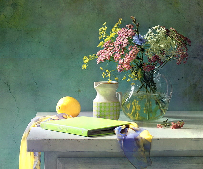 朝の食卓、青、日差し、テーブル、白、花瓶、ピンク、本、緑、果物 高画質の壁紙