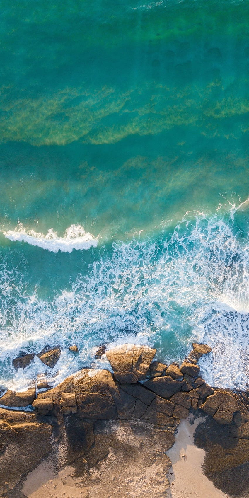 Крайбрежие, скали, синьо зелено море, морски вълни, изстрел с дрон, природа HD тапет за телефон