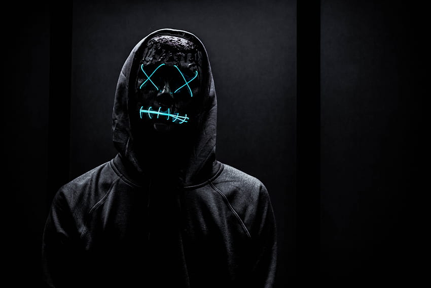 Neonowa maska, mężczyzna w czerni, ciemne tło, bluza z kapturem, grafika Tapeta HD