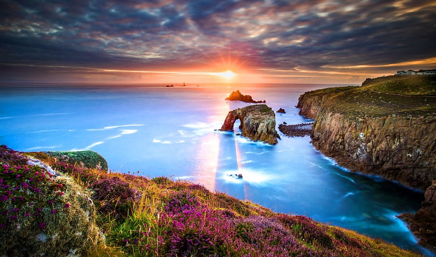 Lands end-Cornwall, promienie, poświata, wybrzeże, su rise, ziemia, polne kwiaty, brzeg, odbicie, woda, ocean, zachód słońca, Cornwall, piękny, koniec, skały, widok, chmury, niebo Tapeta HD