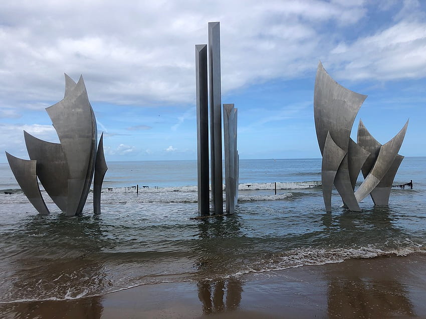 Mémorial d'Omaha Beach, Normandie, France. Marée haute; à faible t Fond d'écran HD