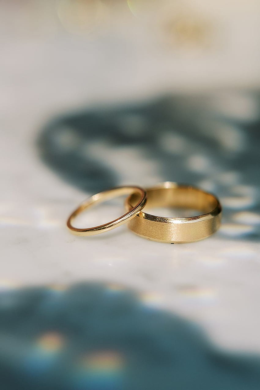 Плоска мъжка сватбена халка - 18 карата жълто злато, 5,8 мм. Виктор Барбоне – Бижута Виктор Барбоне, Сватбен пръстен iPhone HD тапет за телефон