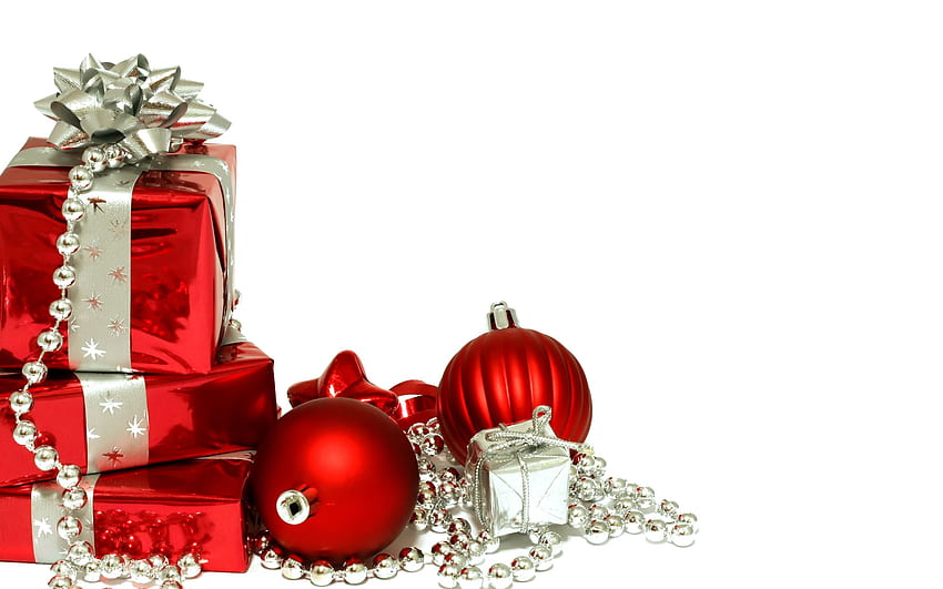 빨간 크리스마스 장식 및 크리스마스, 흰색 배경에 선물 HD 월페이퍼