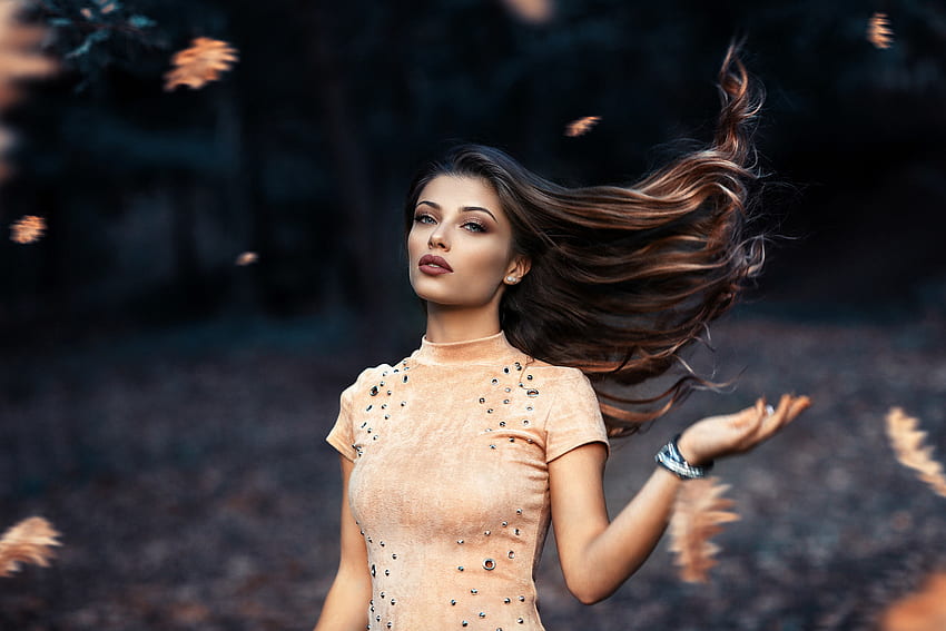 Di luar ruangan, musim gugur, rambut di udara, model perempuan Wallpaper HD
