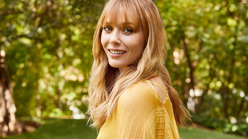 Sarışın Elizabeth Olsen Kız Modeli Yeşil Bokeh Arka Planda Duran Açık Sarı Renkli Elbise Giyiyor HD duvar kağıdı