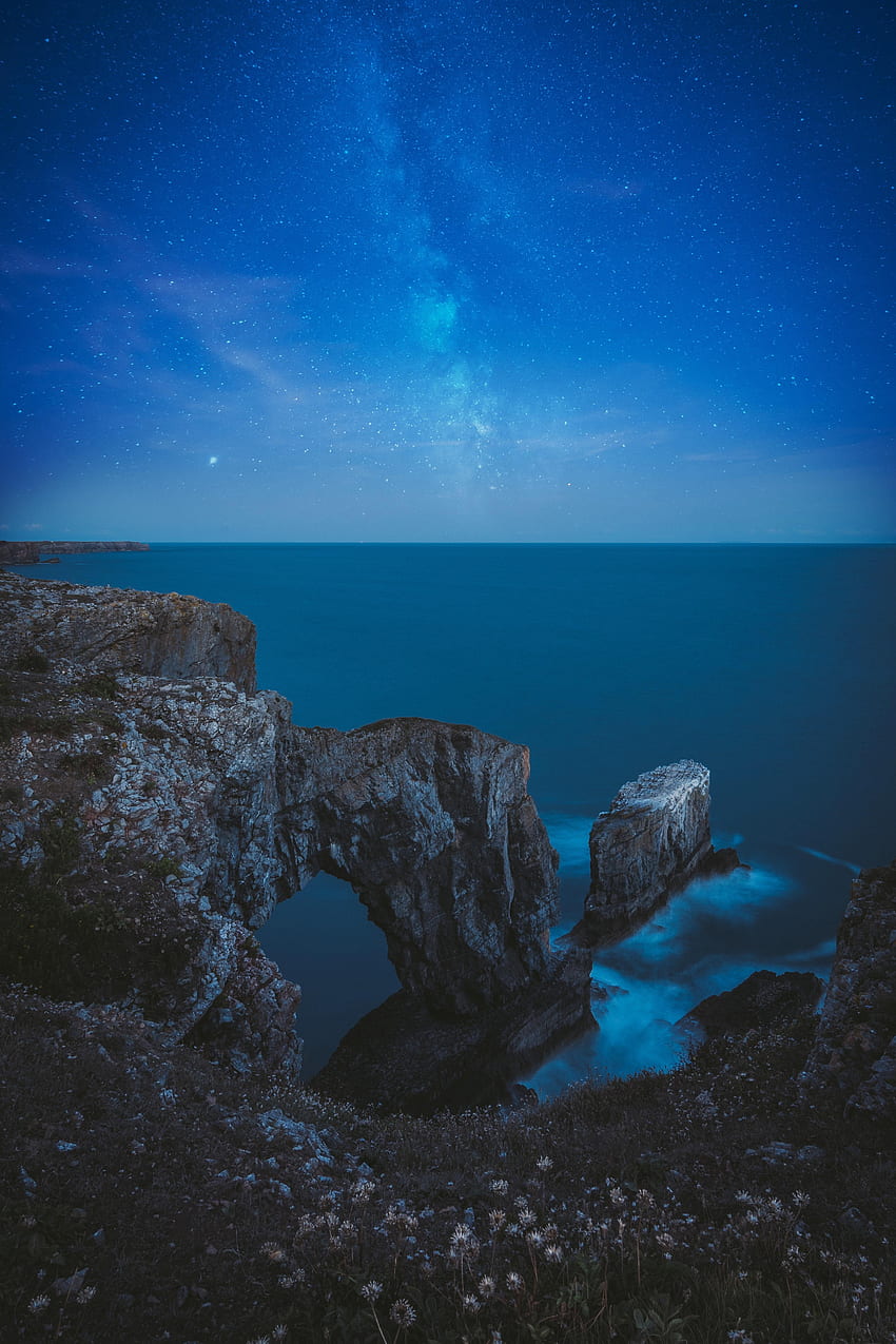 Natura, morze, noc, skały, horyzont, gwiaździste niebo, łuk Tapeta na telefon HD