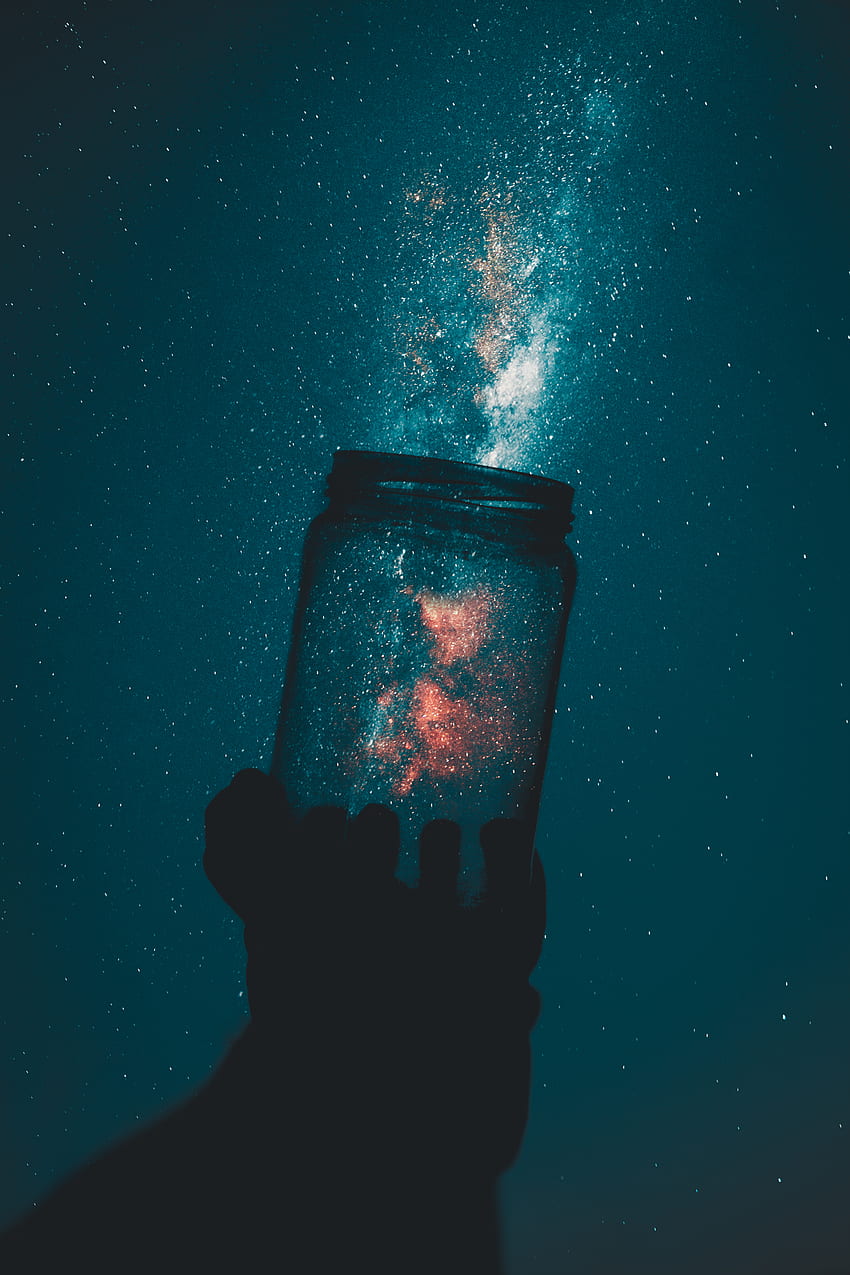 Kreativ von einer Person, die ein Einmachglas aus Glas unter einem sternenklaren Himmel hält · Stock HD-Handy-Hintergrundbild
