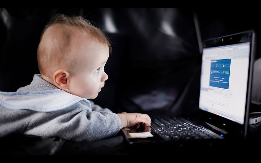 Сладко бебе момче използва лаптоп, черен лаптоп • За вас за и мобилни устройства, компютър за момчета HD тапет