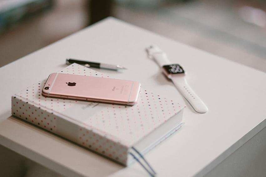 iphone 6 de oro rosa; reloj inteligente con correa blanca; libro blanco, libros y rosa fondo de pantalla