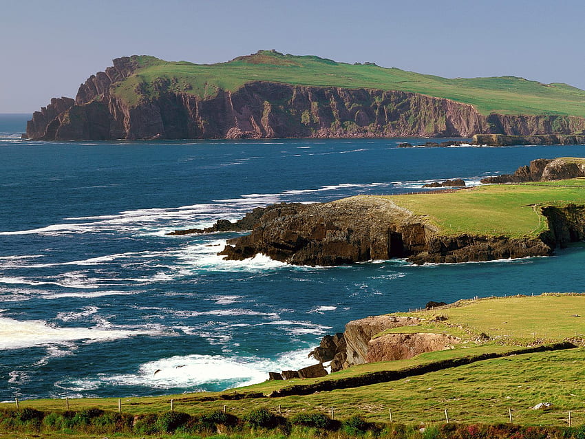 Dingle Peninsula - Ireland - Its mellow landscape is one of green, Irish Landscape Town HD wallpaper
