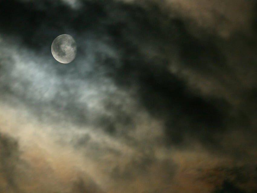 Cloudscape Moonscape Spectral Moon – космически луни HD тапет