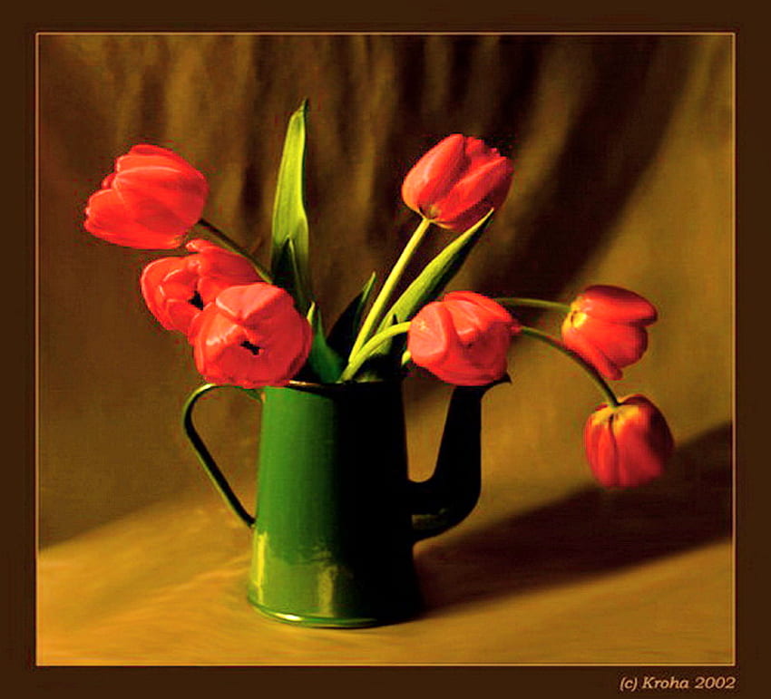 Tulipani e oro, contenitore verde, tulipani, tavolo oro, rosso Sfondo HD