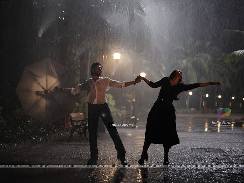 Shah Rukh Khan ve Kajol - Yağmurda Dans Eden Bollywood HD duvar kağıdı