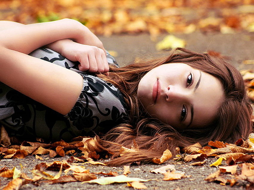 秋の気持ち、落ちる、落ち葉、気持ち、秋、ロマンチック、女の子、女性、散歩 高画質の壁紙