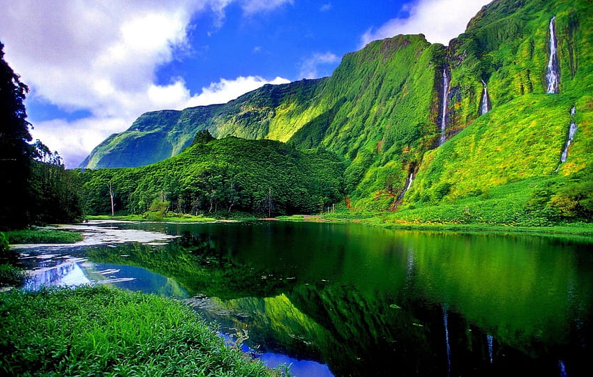 Пролетно отражение, Азорските острови, остров, водопади, красиво, езеро, пролет, зелено, Португалия, облаци, скала, гора HD тапет