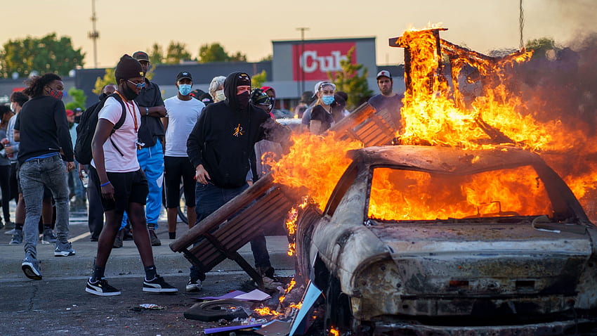 시위대의 메시지는 미국 전역의 포장된 뉴스 보도, 불타는 자동차에서 길을 잃습니다. HD 월페이퍼