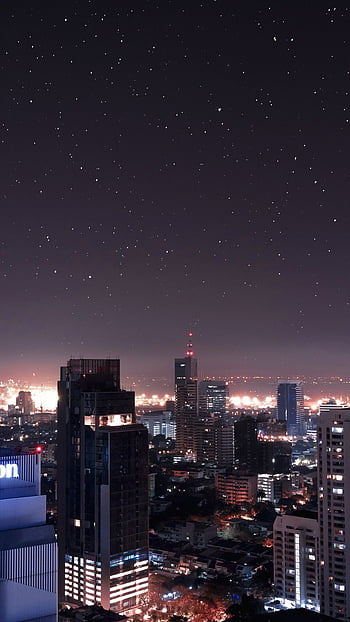 Thành phố đêm Chỉ cần nhìn qua bức hình về thành phố đêm này, bạn sẽ cảm nhận được hơi thở của đô thị đang sống động với dòng xe qua lại đầy màu sắc. Ánh đèn lung linh bao phủ trên từng con đường và toà nhà cao tầng chọc trời, cứ như là chỉ ra rằng thành phố vẫn đầy sức sống ngay cả khi màn đêm buông xuống.