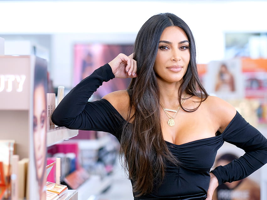 Kim Kardashian może wkrótce wprowadzić na rynek swoją linię do pielęgnacji skóry, piękna Kim Kardashian Tapeta HD