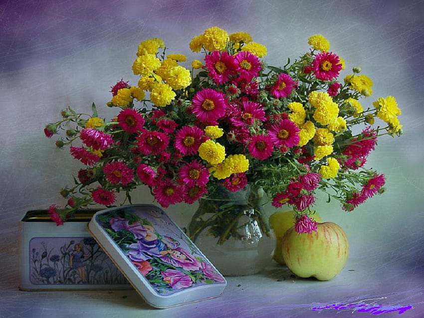 Colores de verano, rosa, estaño, morados, amarillo, jarrón, fruta, manzana, flores. fondo de pantalla