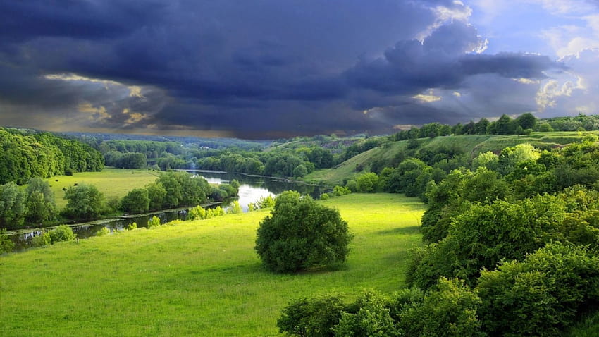 nuvole temporalesche su un fiume tortuoso, sponde erbose, nuvole, alberi, fiume Sfondo HD