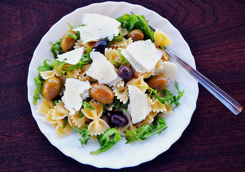 Cibo, formaggio, insalata, olive, farfalle, rucola Sfondo HD
