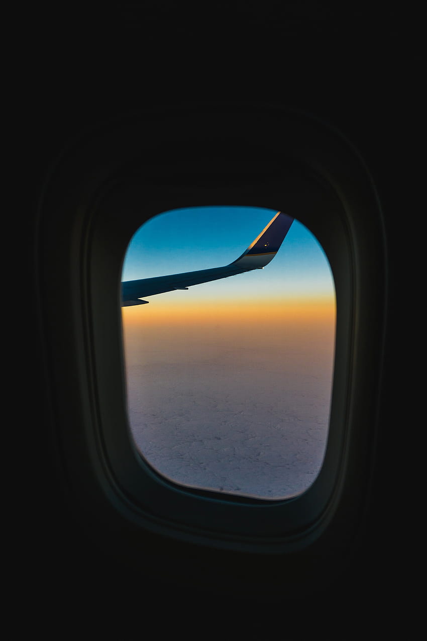 / guardando fuori dal finestrino dell'aereo l'ala dell'aereo e uno skyline blu, aereo e semplice vol_2 Sfondo del telefono HD