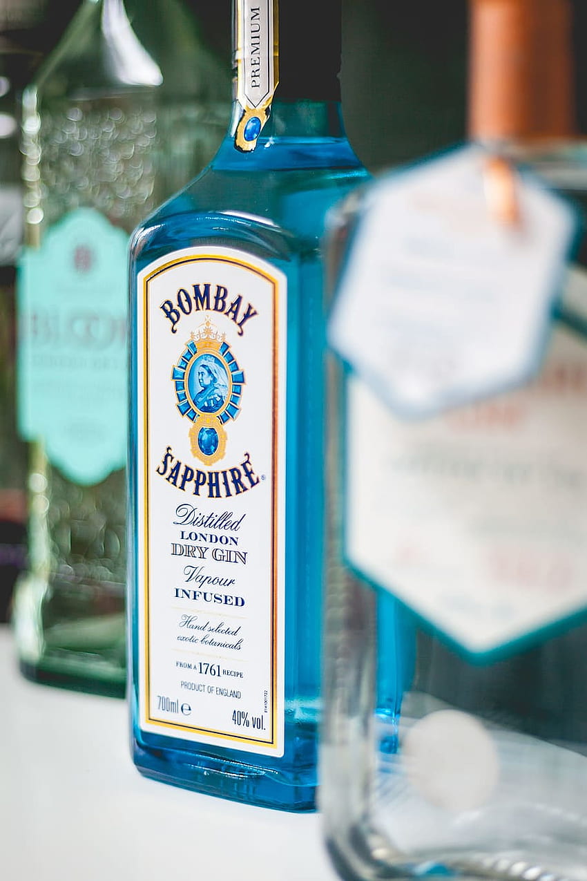 : Gráfico de enfoque superficial de Bombay Sapphire Dry Gin Bottle, alcohol, Cool Liquor fondo de pantalla del teléfono