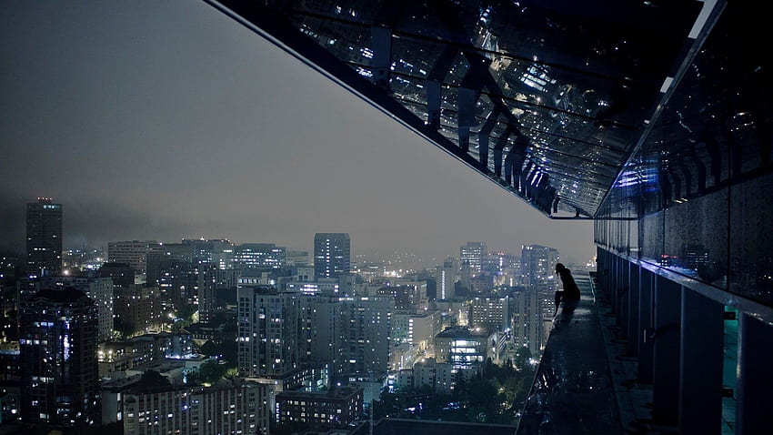 고층 빌딩 옥상의 레일 근처에 서있는 사람. 플레어, 밤의 옥상 HD 월페이퍼